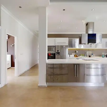 5bed 25m Pool, Garden, Alacati, Saison/month Villa *