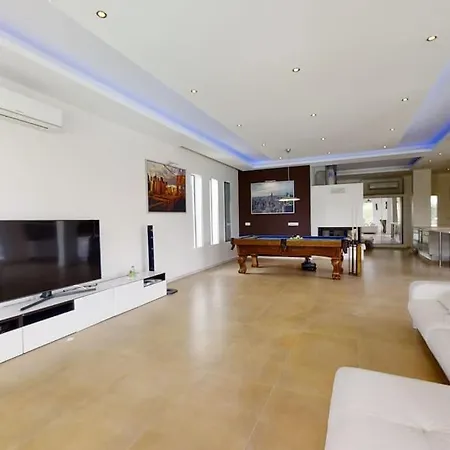 5bed 25m Pool, Garden, Alacati, Saison/month Villa *