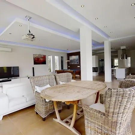 Villa 5bed 25m Pool, Garden, Alacati, Saison/month *