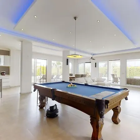 5bed 25m Pool, Garden, Alacati, Saison/month Villa Çeşme