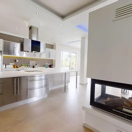 5bed 25m Pool, Garden, Alacati, Saison/month