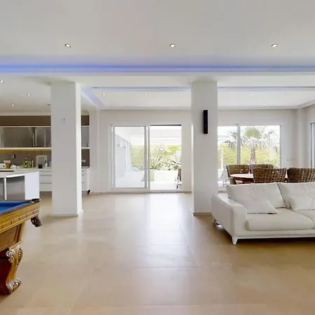 5bed 25m Pool, Garden, Alacati, Saison/month Villa Çeşme